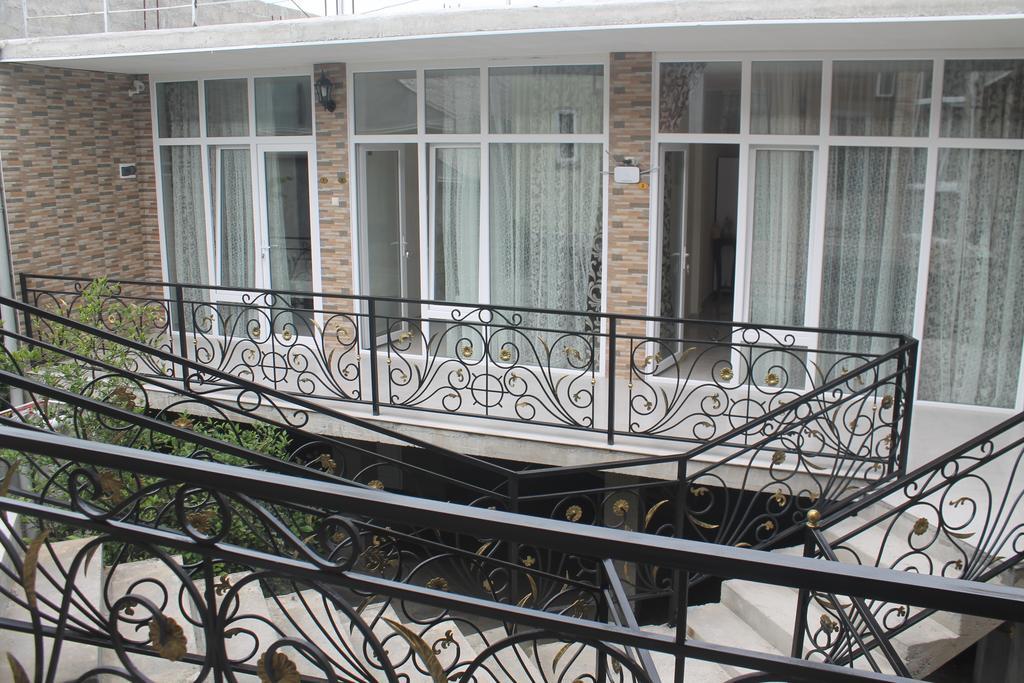 Rudi Guest House Batumi Bagian luar foto