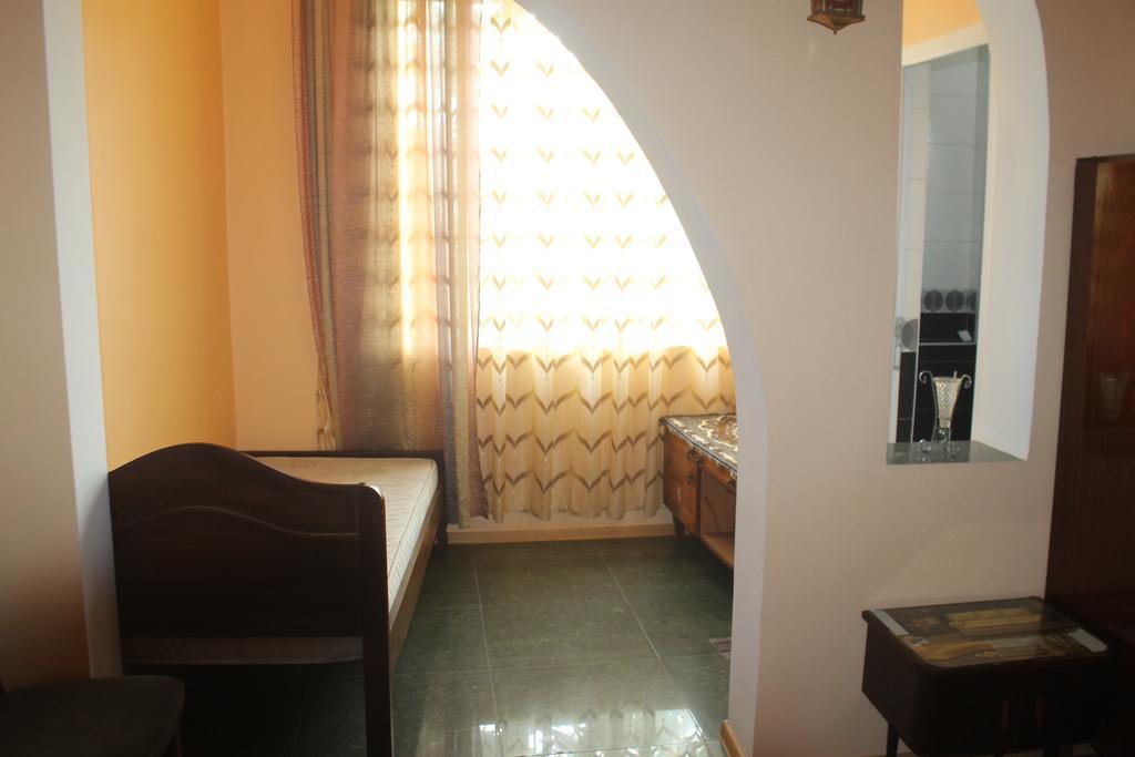 Rudi Guest House Batumi Bagian luar foto